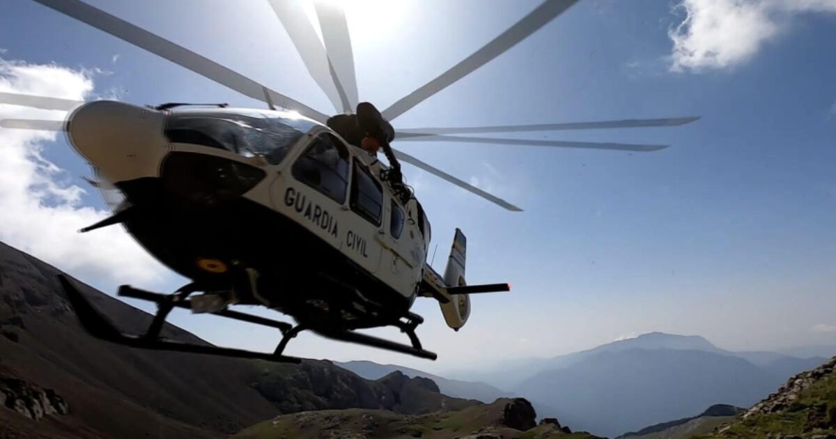 Helicóptero de la Guardia Civil, en el Pirineo oscense.