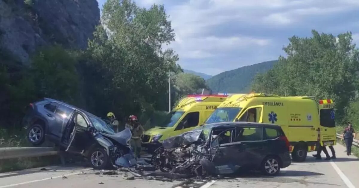 Los vehículos siniestrados en el accidente de coche de Ripoll.