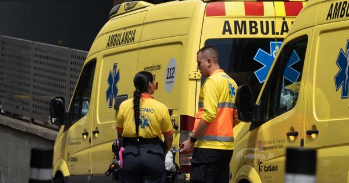 Sanitarios junto a un par de ambulancias en imagen de archivo.