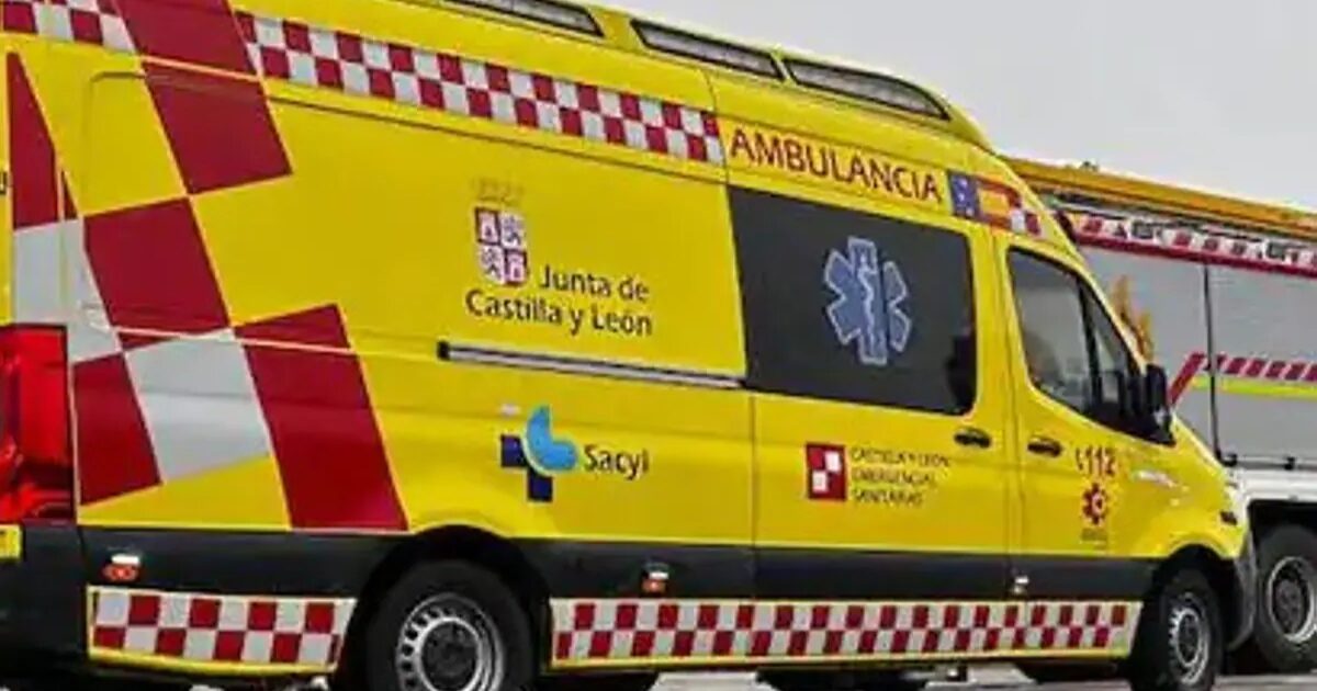 Imagen de archivo de una ambulancia en carretera