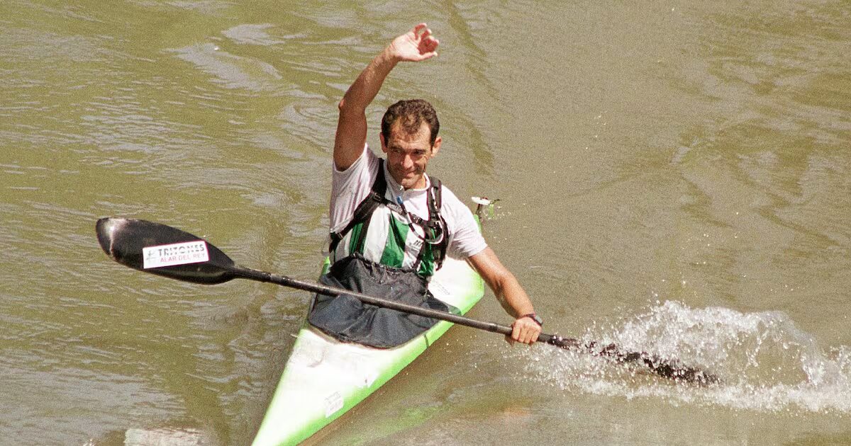 Juan Carlos López Villalobos, palista del equipo Tritones, a su llegada a la meta durante la XXVII edición del Descenso Internacional del Río Pisuerga en 2001.