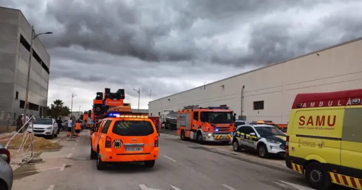 Efectivos que participan en el rescate del derrumbamiento de Paterna