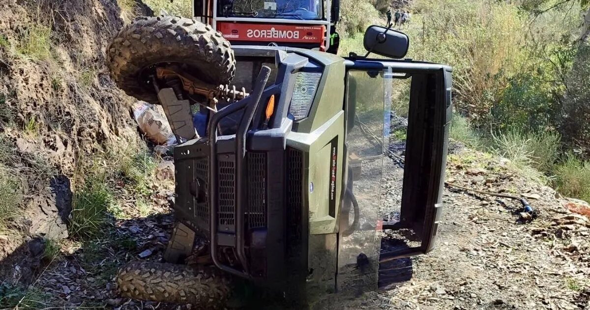 Vehículo volcado en el camino tras el accidente