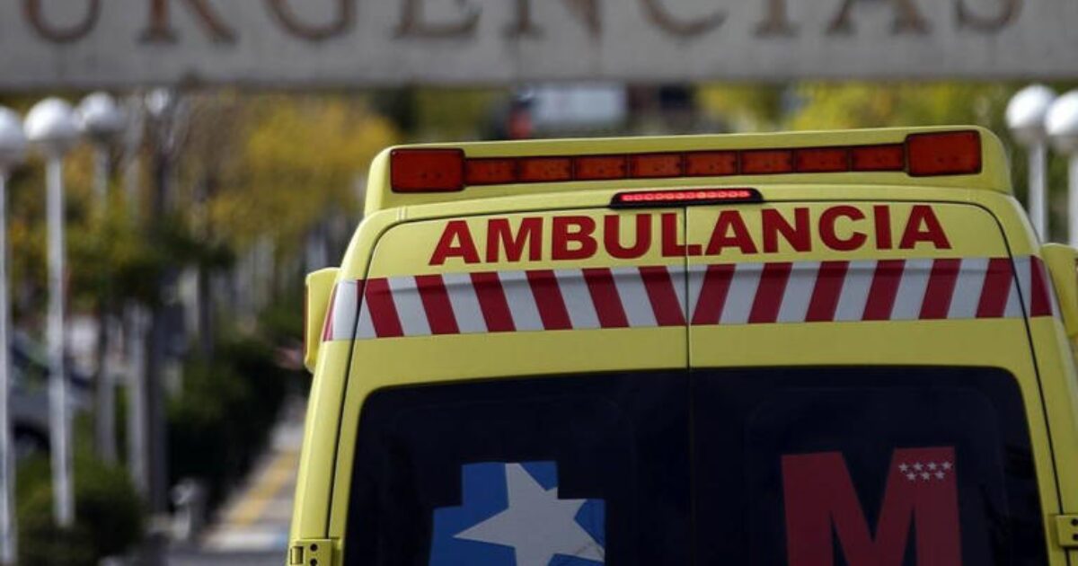 Una ambulancia circula por la carretera. (Reuters)
