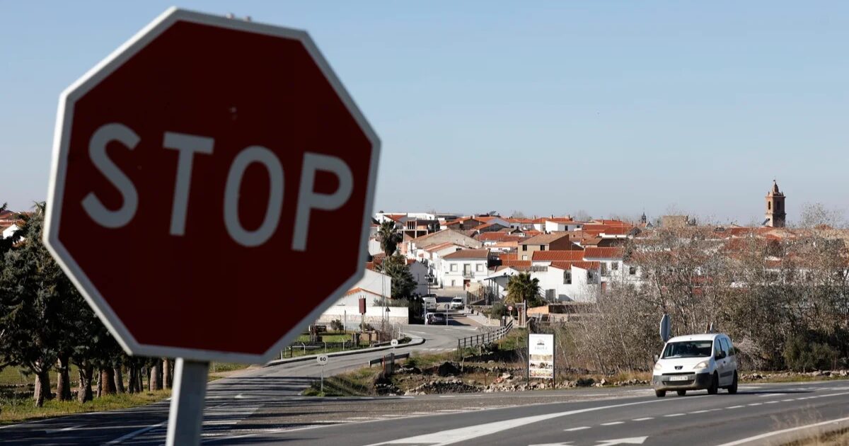 Un vehículo circula a la entrada de Añora