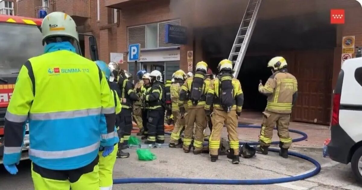 Mueren dos bomberos y otros tres resultan heridos en el incendio de un parking.