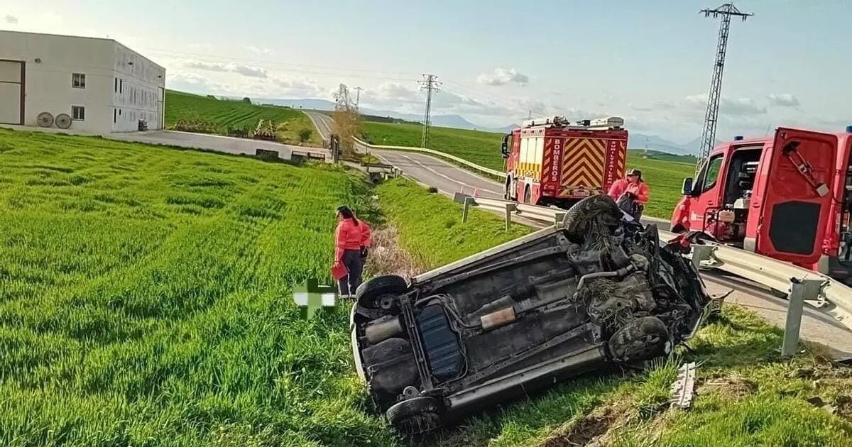 Servicios emergencia junto vehículo accidentado en Beriain, Navarra