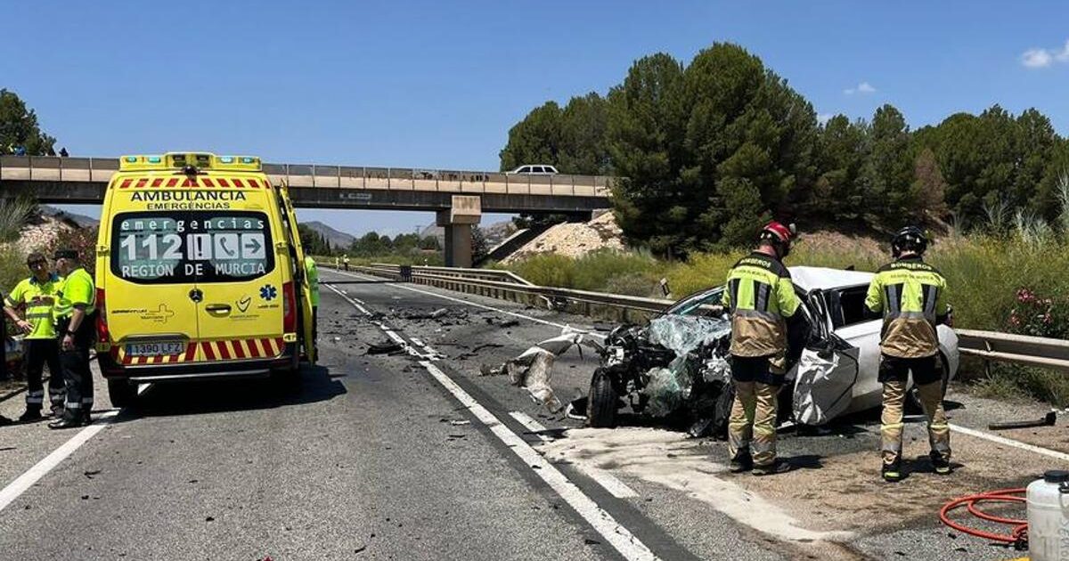 Muere el conductor de un turismo al chocar frontalmente contra un camión en Jumilla